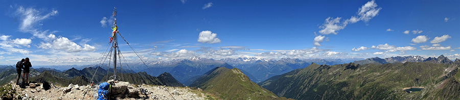 Dalla vetta del Corno Stella (2620 m) vista a nord verso Val Cervia, Valtellina e Alpi Retiche
